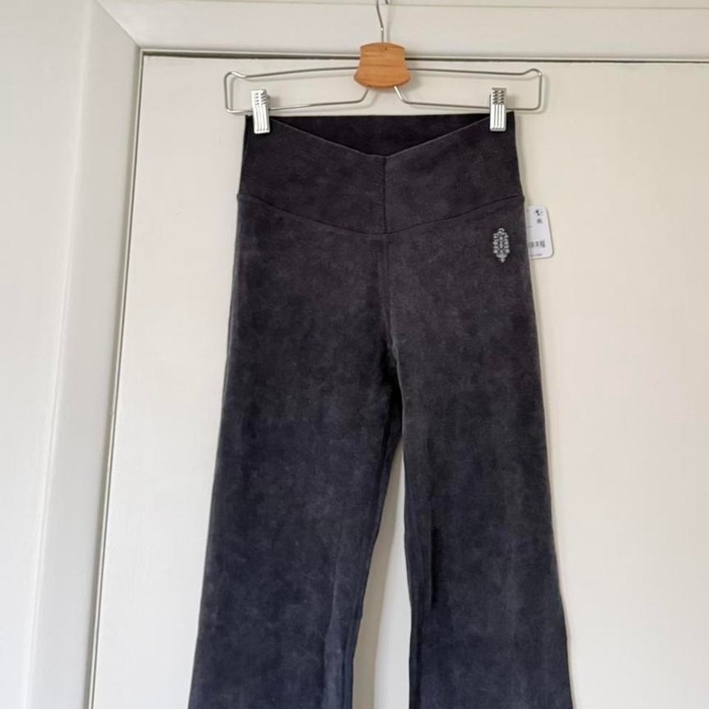 Free People Movement Ribbed Flare Leggings Washed Black XS/S New With Tags - Picture 3 of 8